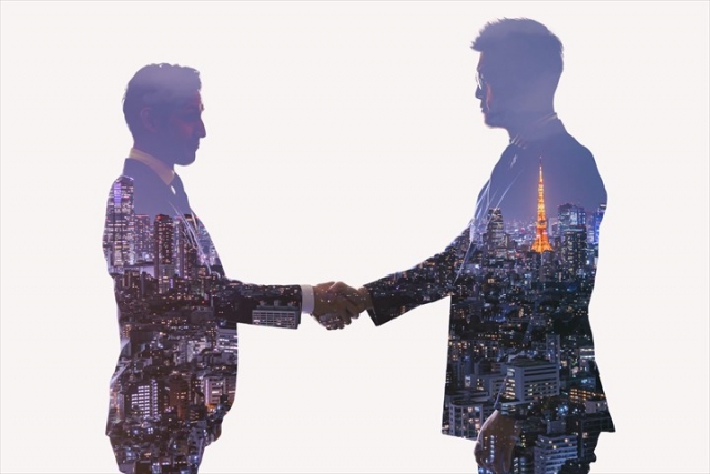 握手するビジネスマン