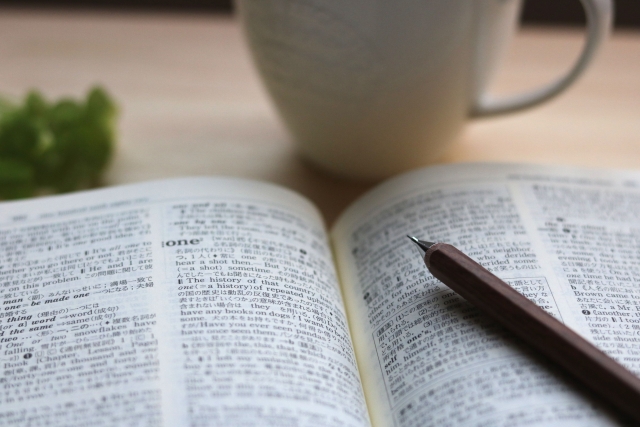 英語の辞書とペン