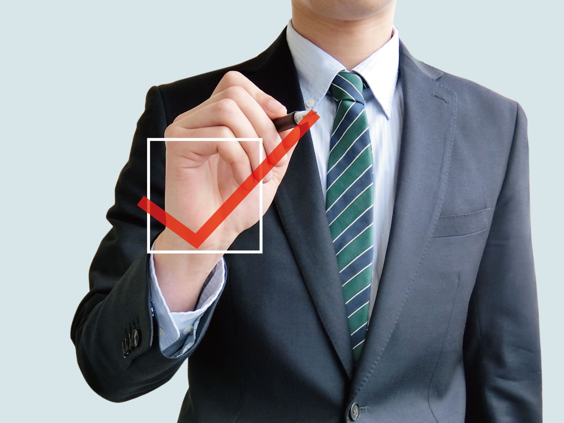 チェックマークを書く男性