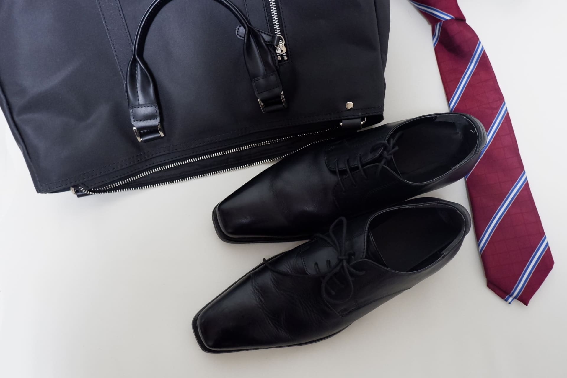 バッグと革靴とネクタイ