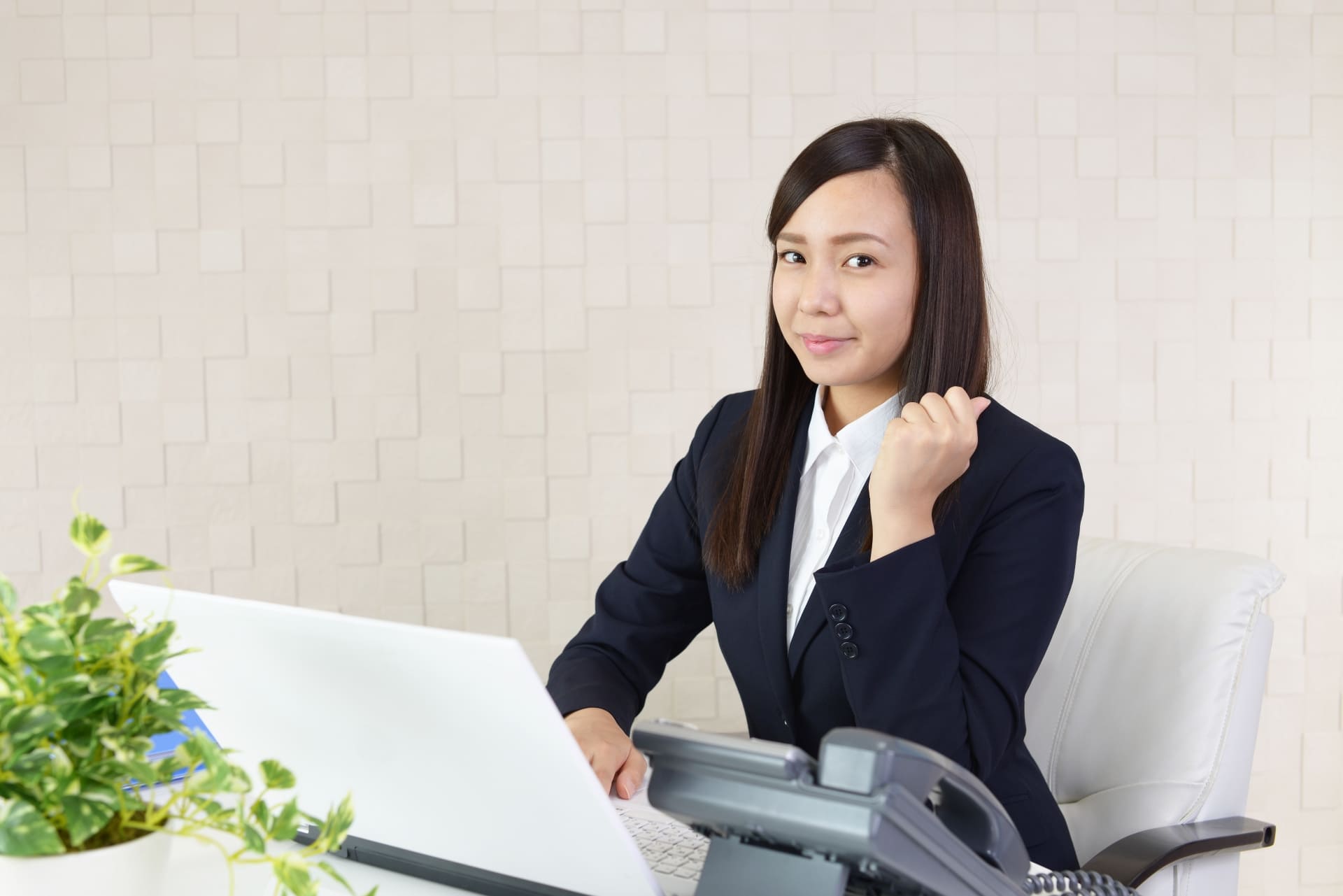 片手でガッツポーズをする就活生