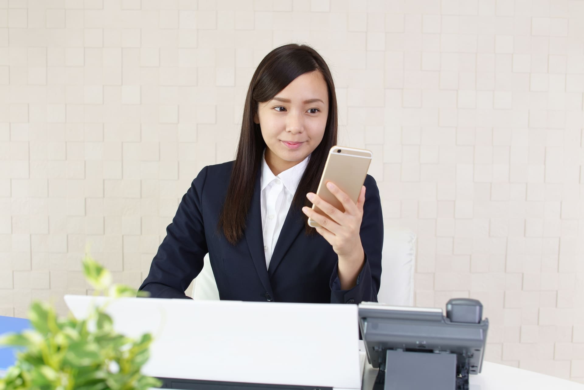 スマートフォンを見る就活生(女性)