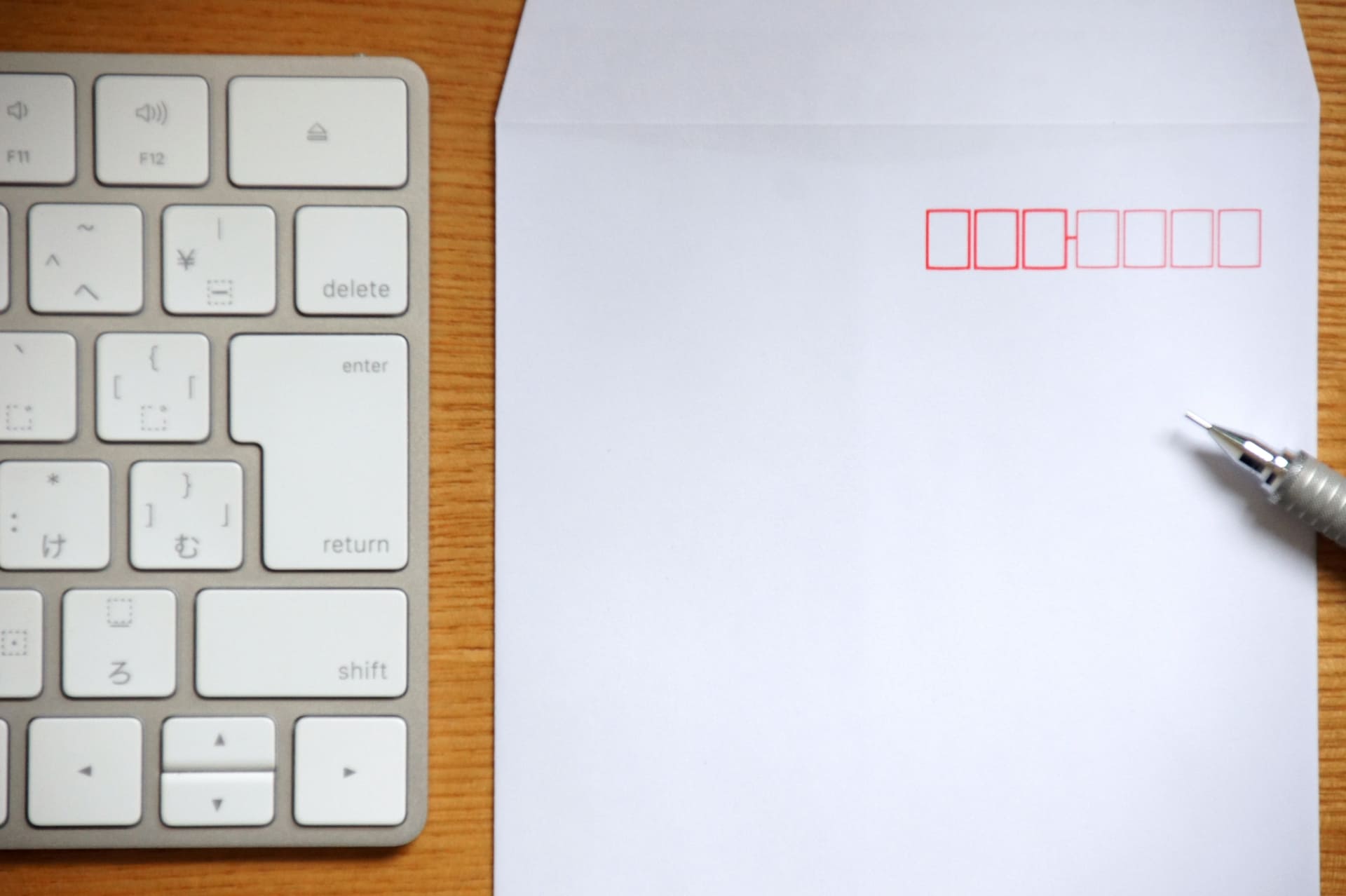 白い封筒とパソコンのキーボード