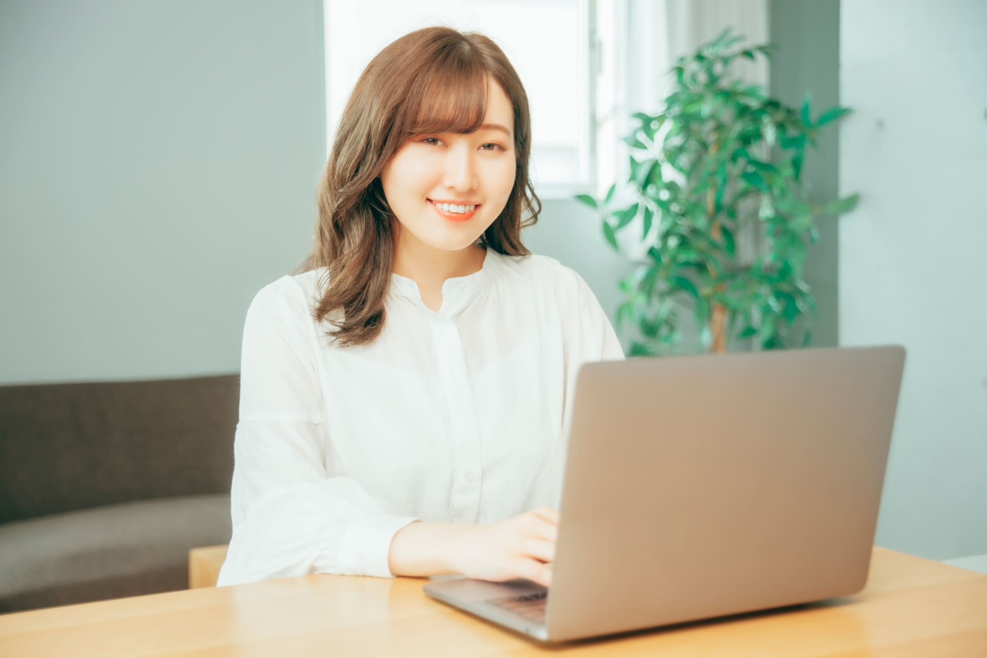 パソコンを打つ女性