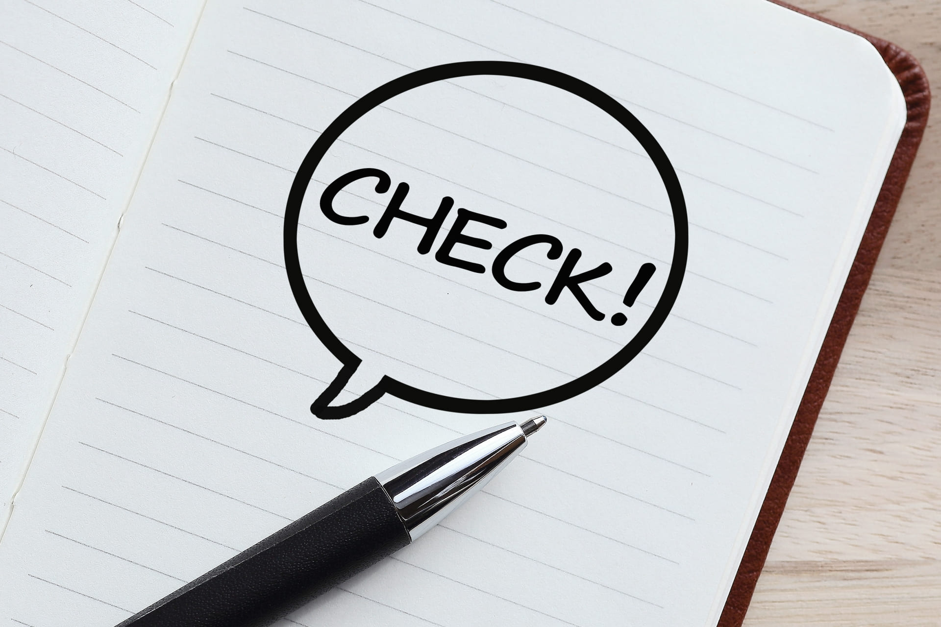 吹き出しの中にCHECK!と書かれたノートとペン